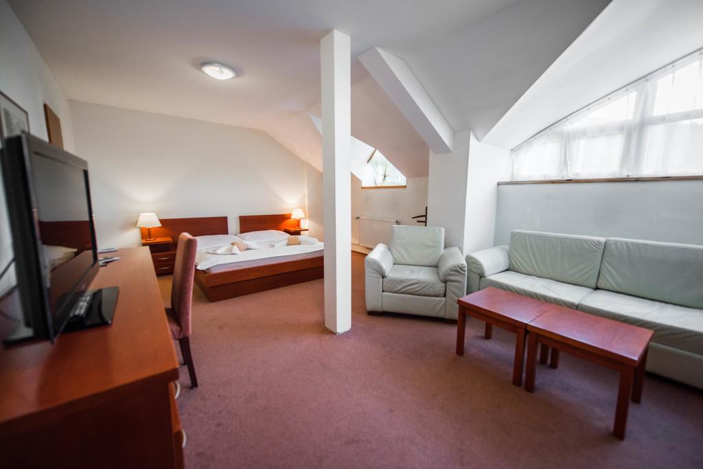 Plejsy Hotel Krompachy Bagian luar foto